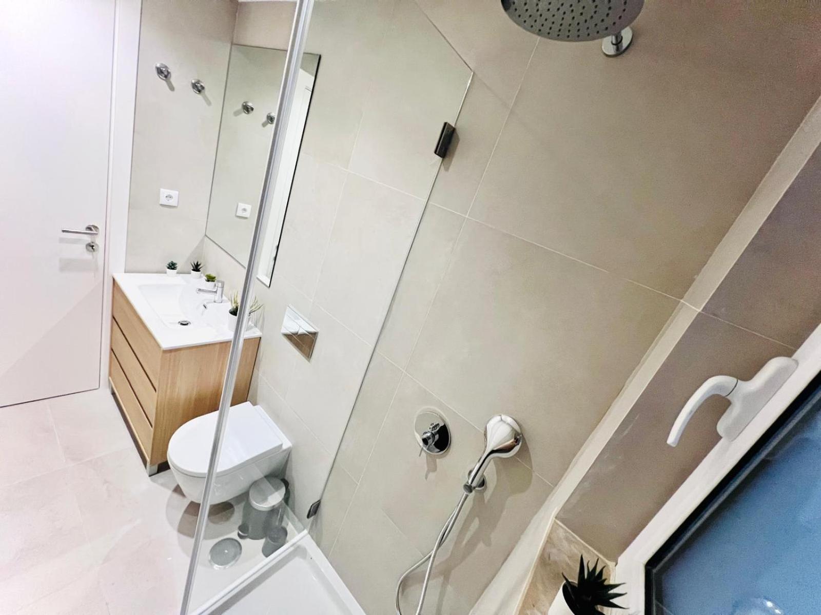Luxury Rooms, Location For Tourists Hostel *